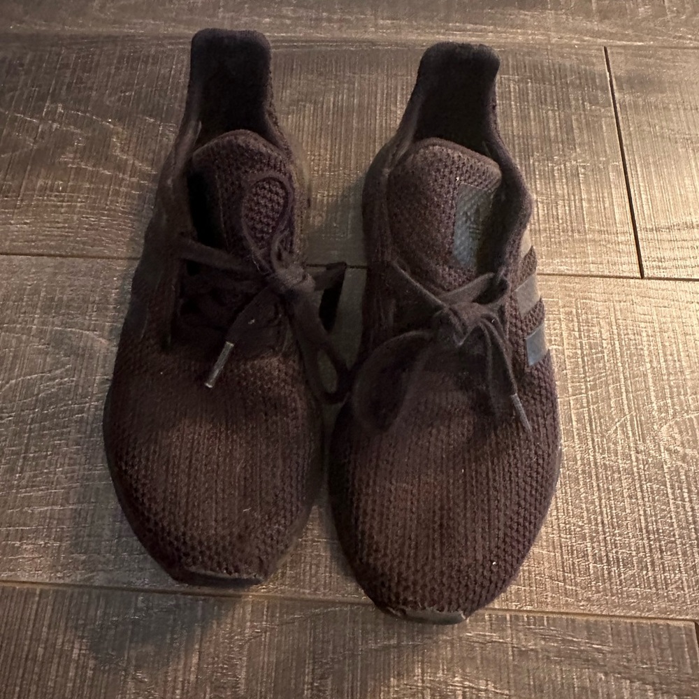 Used boys Adidas size 4 big boys